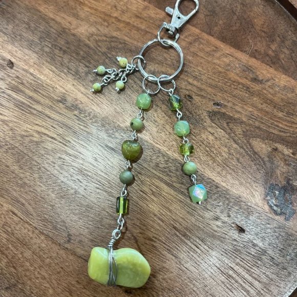 Serpentine Green Dangle Beaded Wire Loop Bag Charm/Keychain - Picture 1 of 4